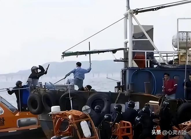 岩礁！要强拆中国巨型建筑遭到中方贴脸开大冰球突破豪华版app韩国海警举旗冲锋苏(图2)