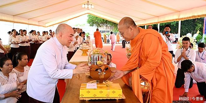 尼国王主持纪念祖母哥沙曼太后的活动！冰球突破豪华版app柬埔寨的西哈莫(图1)