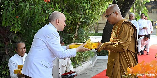 尼国王主持纪念祖母哥沙曼太后的活动！冰球突破豪华版app柬埔寨的西哈莫(图2)